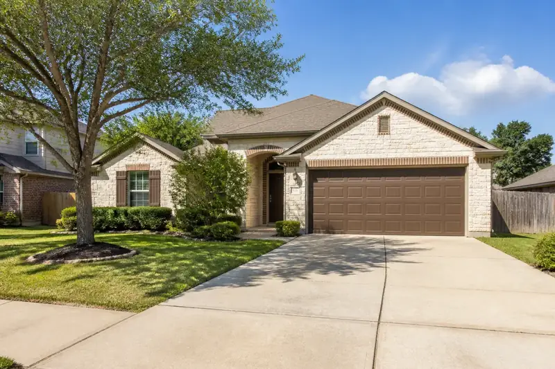 Quiet Manchaca-area suburban home and driveway